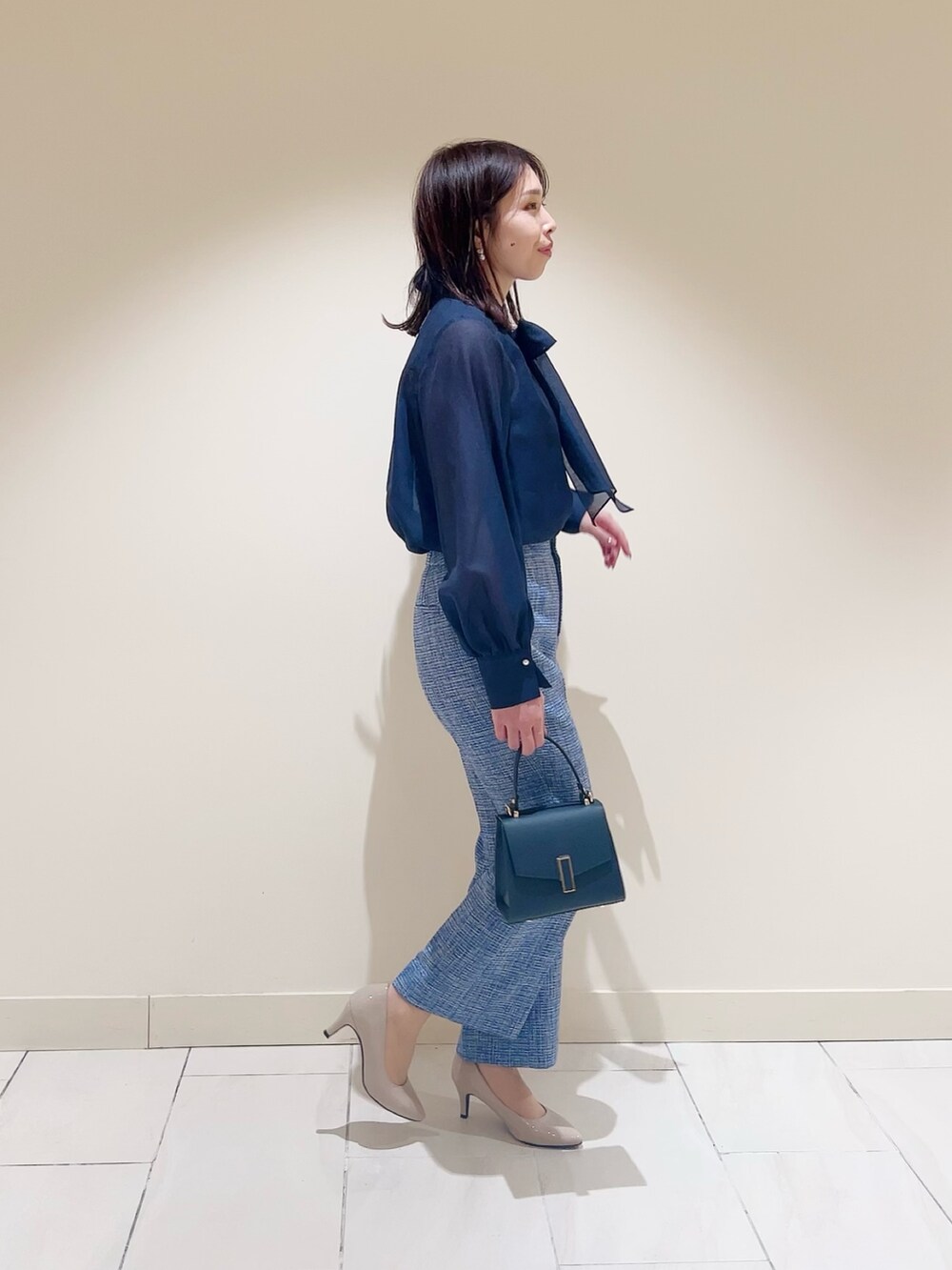 ブルー系のその他パンツ、ブルー系のノーカラージャケット、ブルー系のシャツ/ブラウスを着用したレディースの冬コーディネートの6枚目の写真
