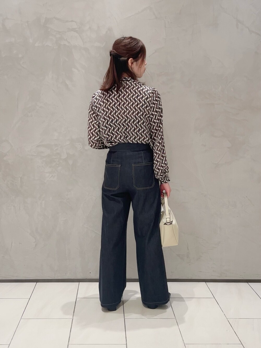 ホワイト系のその他アウター、ブルー系のシャツ/ブラウス、ブルー系のデニムパンツを着用したレディースの秋コーディネートの7枚目の写真