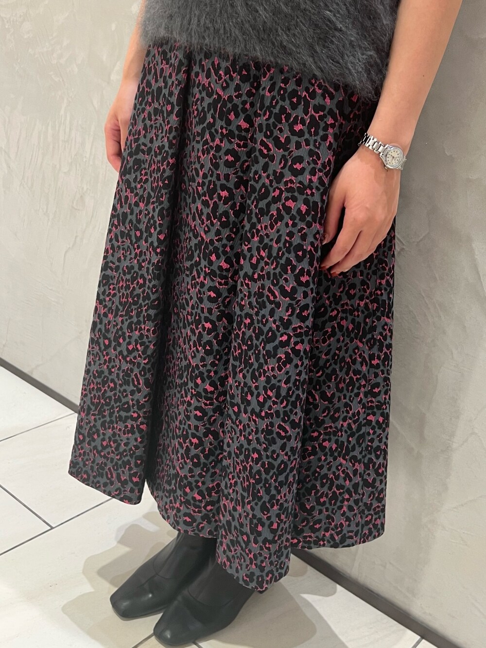 ピンク系のスカート、グレー系のその他トップス、ゴールド系のネックレスを着用したレディースの秋コーディネートの7枚目の写真