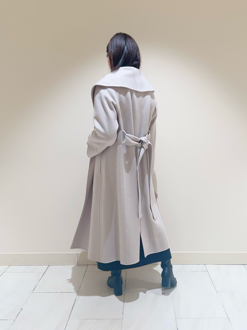 ベージュ系のワンピース、ベージュ系のトレンチコートを着用したレディースの冬コーディネートの4枚目の写真