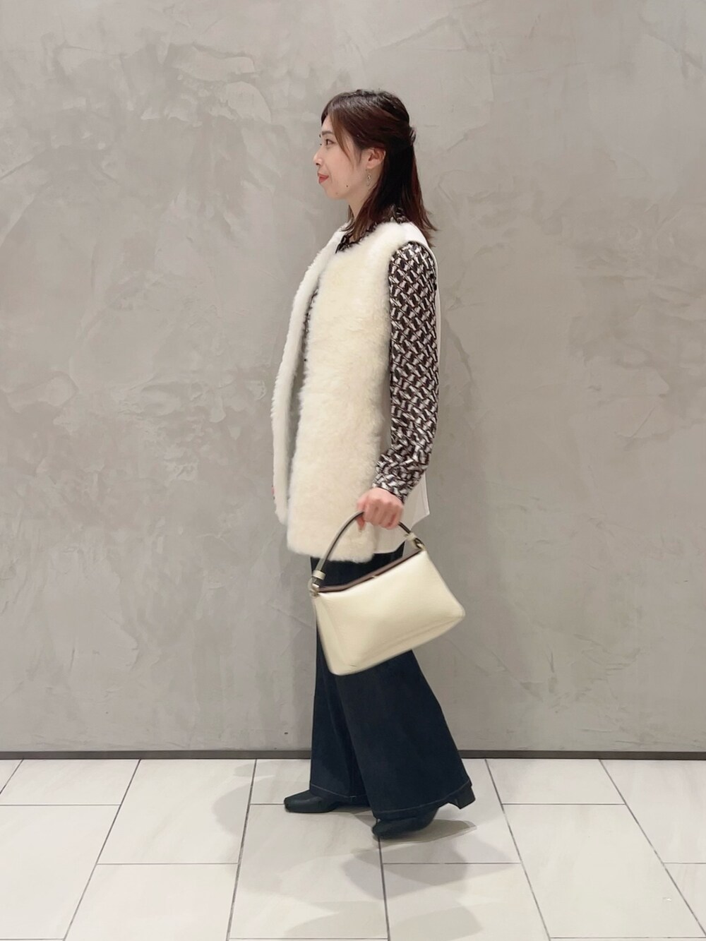 ホワイト系のその他アウター、ブルー系のシャツ/ブラウス、ブルー系のデニムパンツを着用したレディースの秋コーディネートの4枚目の写真