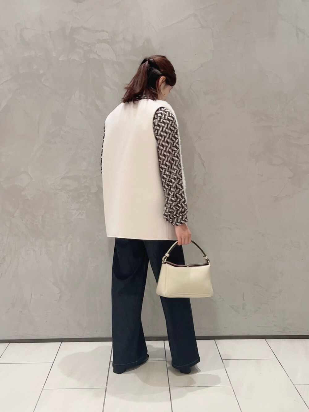 ホワイト系のその他アウター、ブルー系のシャツ/ブラウス、ブルー系のデニムパンツを着用したレディースの秋コーディネートの5枚目の写真