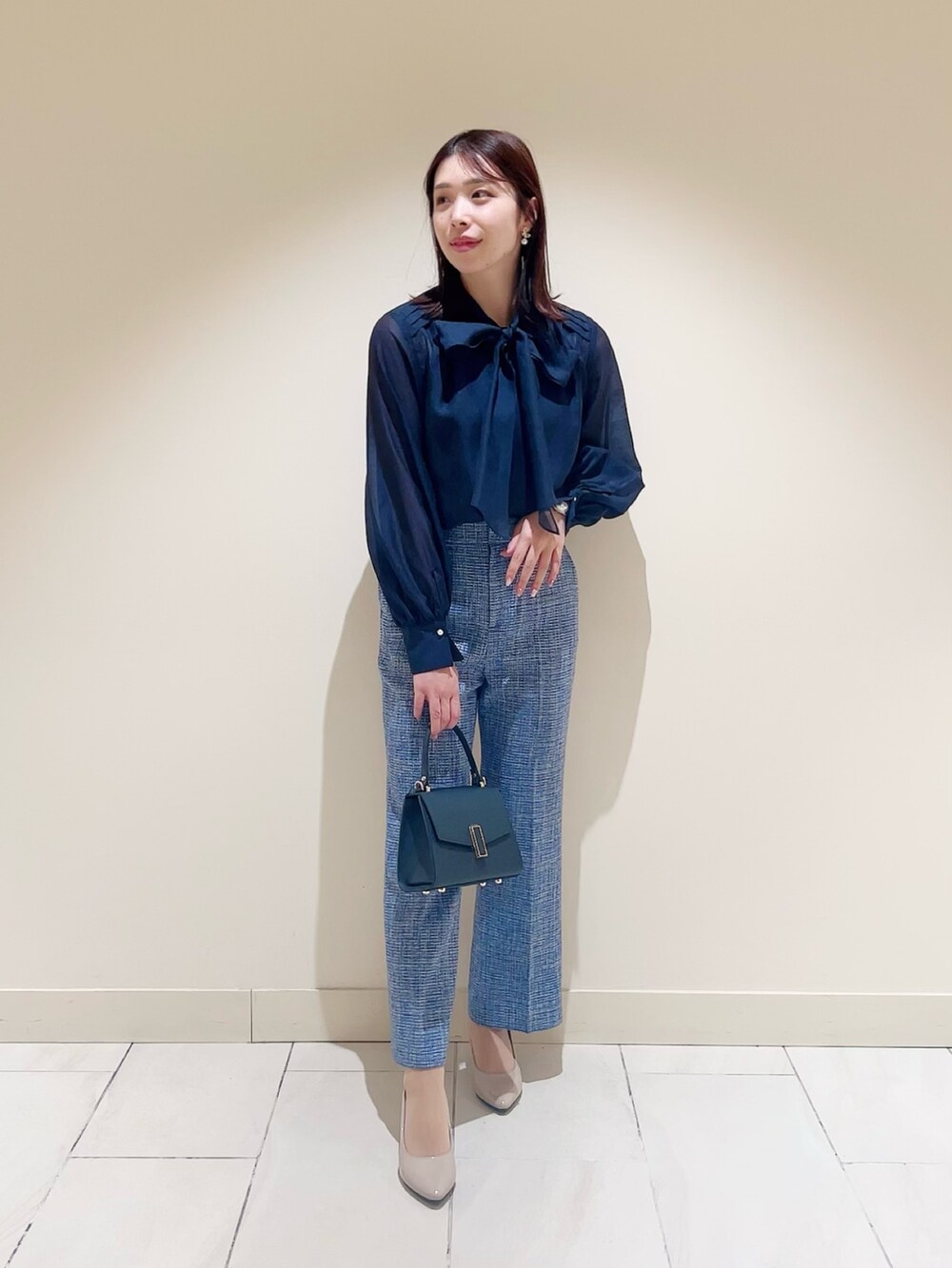ブルー系のその他パンツ、ブルー系のノーカラージャケット、ブルー系のシャツ/ブラウスを着用したレディースの冬コーディネートの3枚目の写真