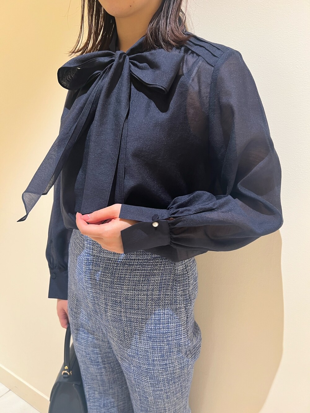 ブルー系のその他パンツ、ブルー系のノーカラージャケット、ブルー系のシャツ/ブラウスを着用したレディースの冬コーディネートの7枚目の写真