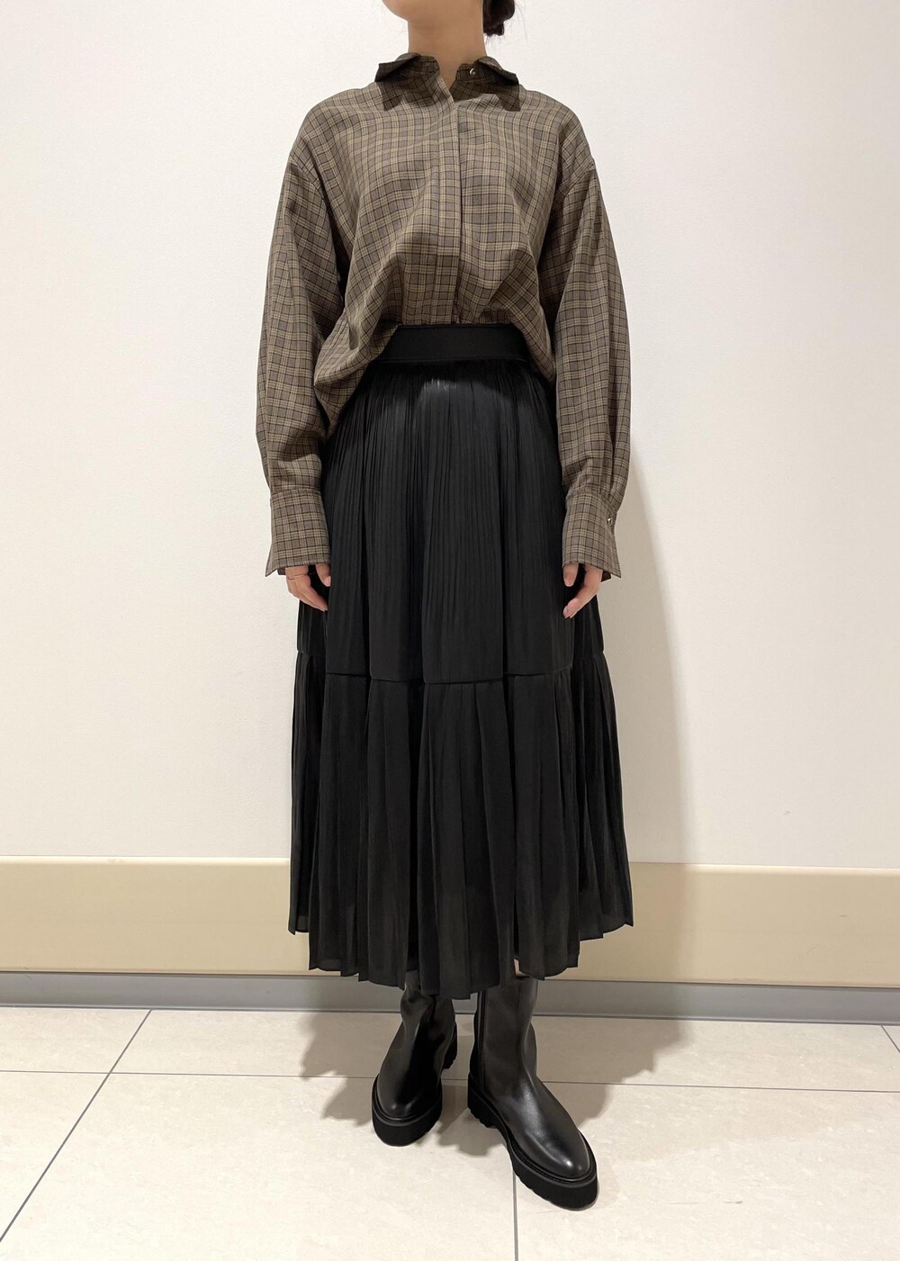 ホワイト系のトートバッグ、ベージュ系のシャツ/ブラウス、ブラック系のスカートを着用したレディースの秋コーディネートの4枚目の写真