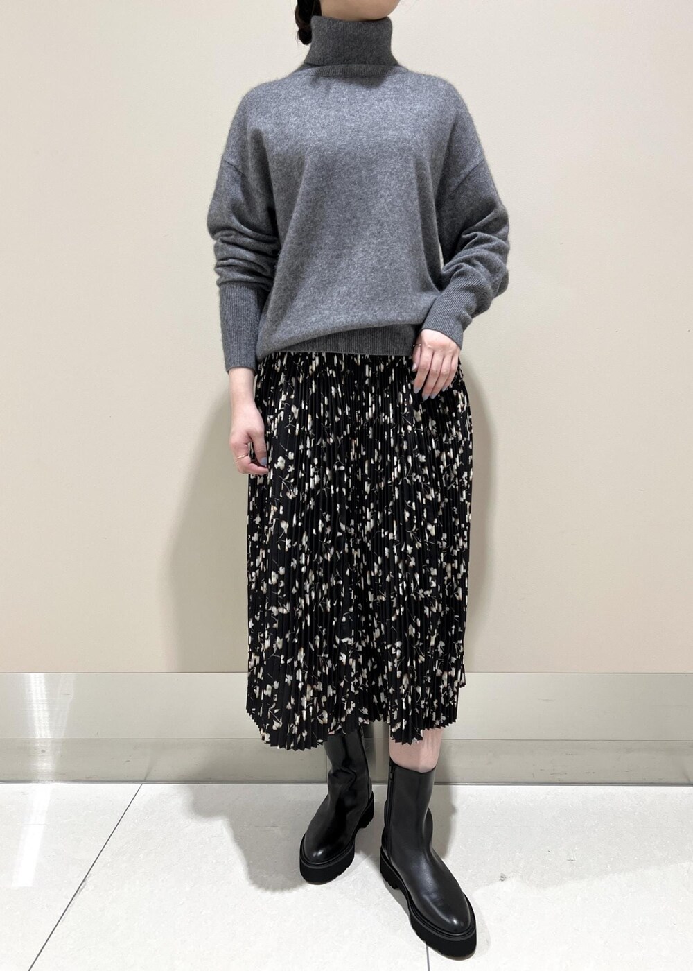 「フラワーモチーフ、プリーツ、ニット、長袖、タートルネック、スカート、ブーツ、ROPÉ、ÉPOR、W BAG、骨格ストレート、イエベ、秋、冬、23AW秋の新作」｜「E'PORの【E'POR】W BAG Medium（ハンドバッグ、ベージュ系）」を使った、suzuさん（レディース・163cm）の冬コーディネートの4枚目の写真