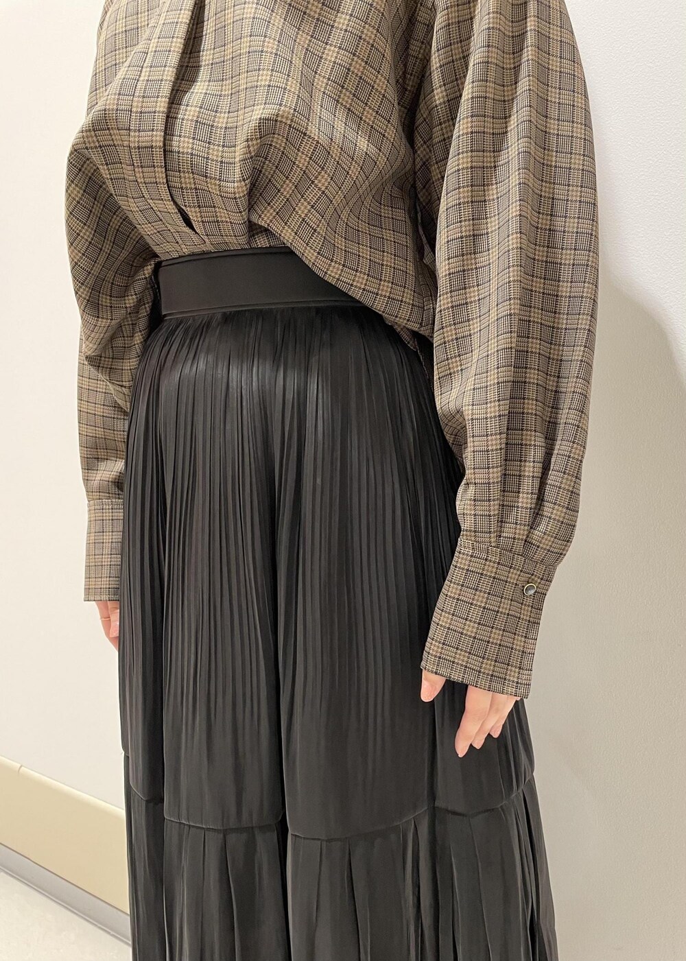 ホワイト系のトートバッグ、ベージュ系のシャツ/ブラウス、ブラック系のスカートを着用したレディースの秋コーディネートの6枚目の写真