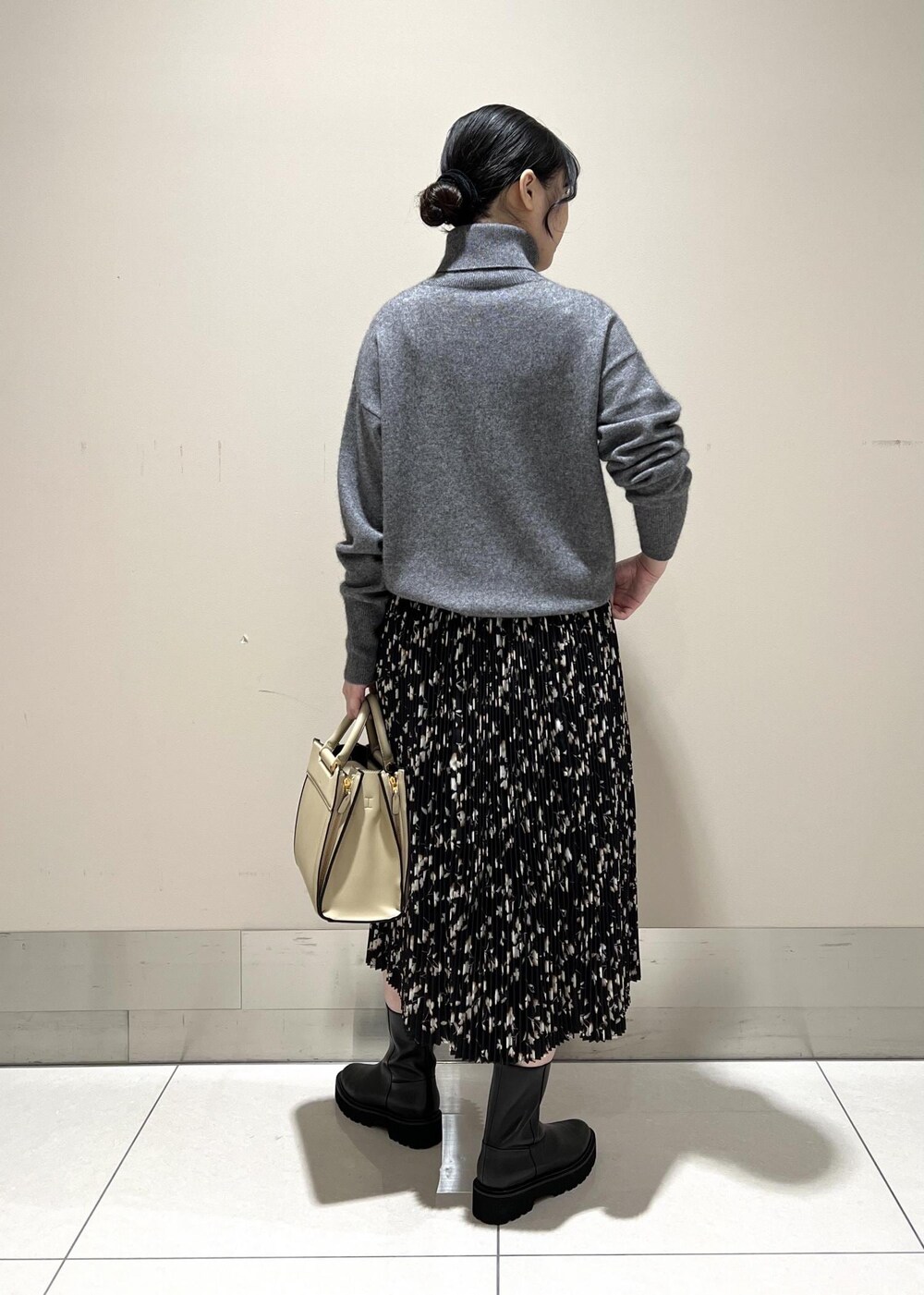 「フラワーモチーフ、プリーツ、ニット、長袖、タートルネック、スカート、ブーツ、ROPÉ、ÉPOR、W BAG、骨格ストレート、イエベ、秋、冬、23AW秋の新作」｜「E'PORの【E'POR】W BAG Medium（ハンドバッグ、ベージュ系）」を使った、suzuさん（レディース・163cm）の冬コーディネートの3枚目の写真
