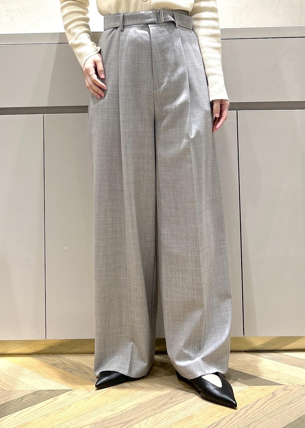 ブラック系のパンプス、ホワイト系のトートバッグ、グレー系のその他パンツを着用したレディースの冬コーディネートの5枚目の写真