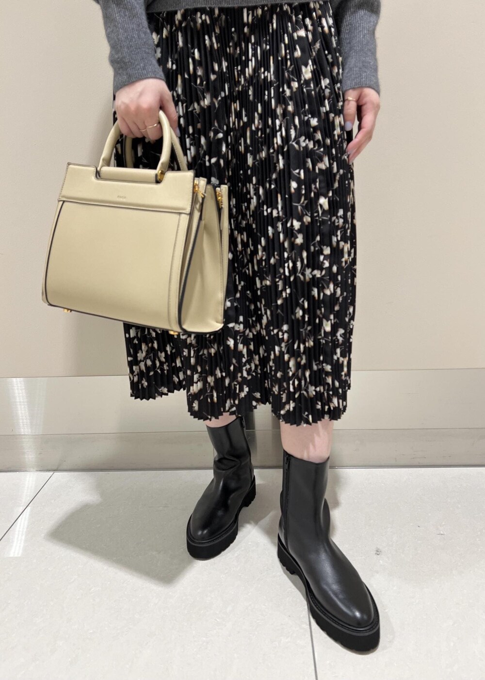 「フラワーモチーフ、プリーツ、ニット、長袖、タートルネック、スカート、ブーツ、ROPÉ、ÉPOR、W BAG、骨格ストレート、イエベ、秋、冬、23AW秋の新作」｜「E'PORの【E'POR】W BAG Medium（ハンドバッグ、ベージュ系）」を使った、suzuさん（レディース・163cm）の冬コーディネートの7枚目の写真