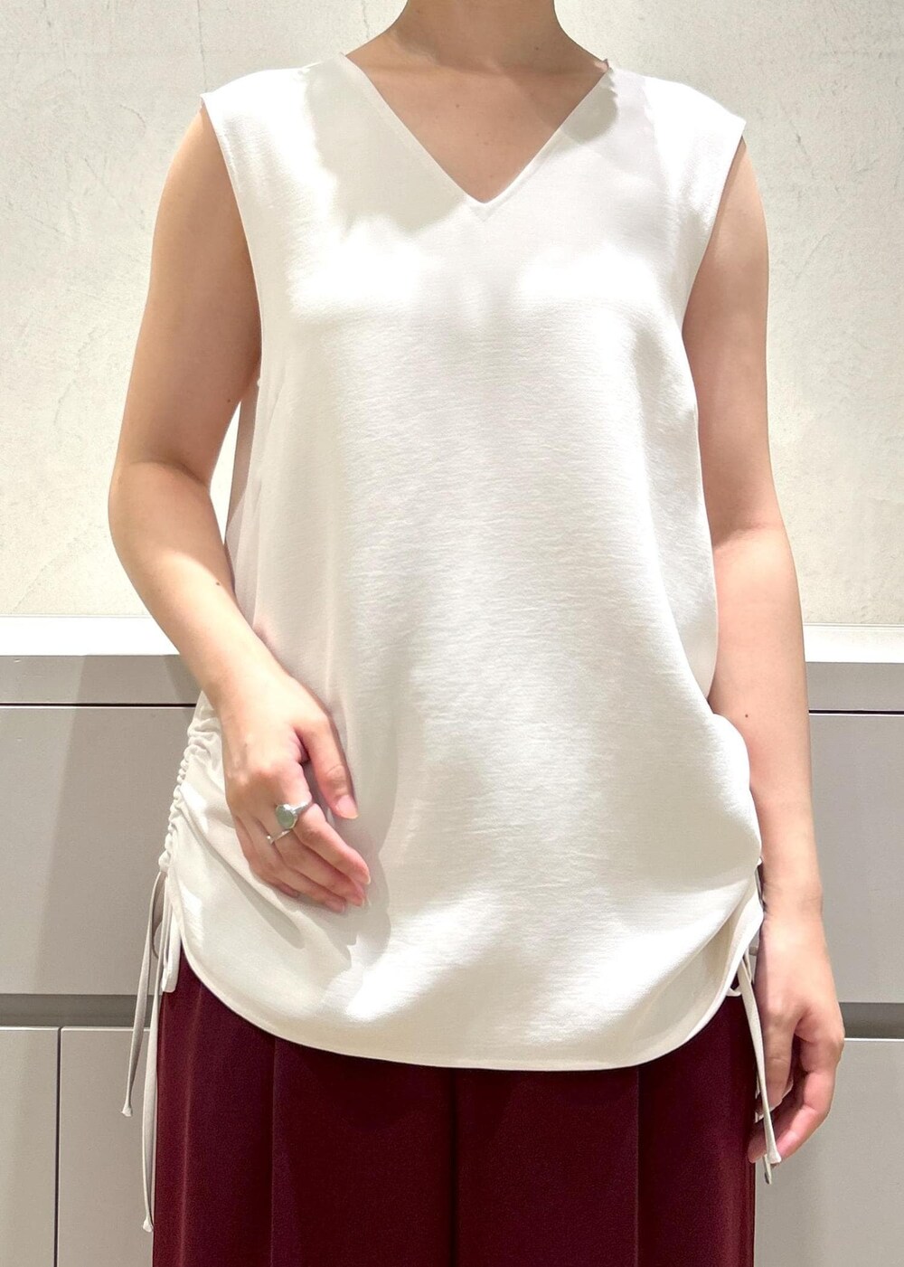 ホワイト系のトートバッグ、ブラック系のパンプス、レッド系のその他パンツを着用したレディースの夏コーディネートの5枚目の写真