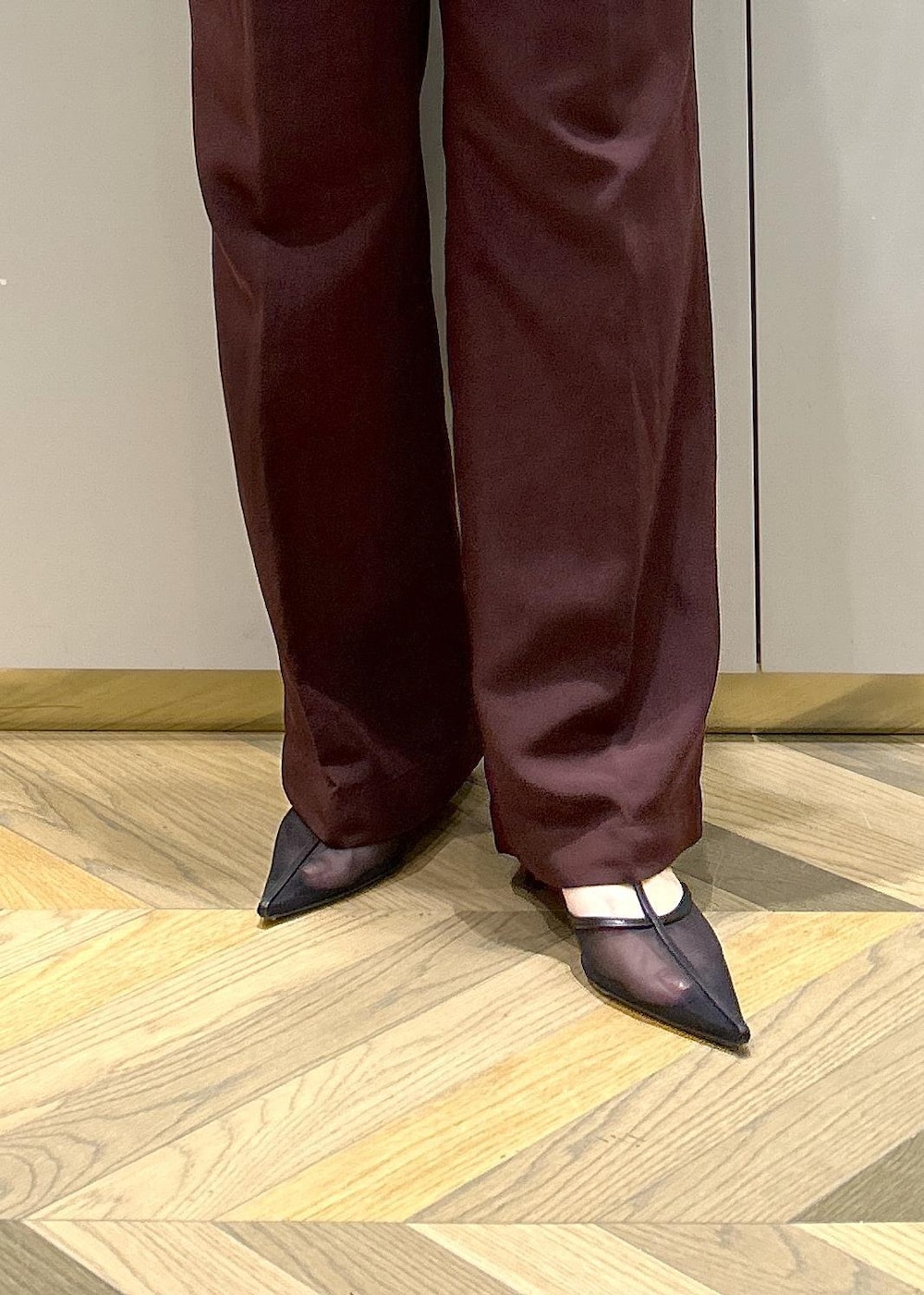 ブラウン系のトートバッグ、ホワイト系のシャツ/ブラウス、ブラック系のパンプスを着用したレディースの春コーディネートの7枚目の写真