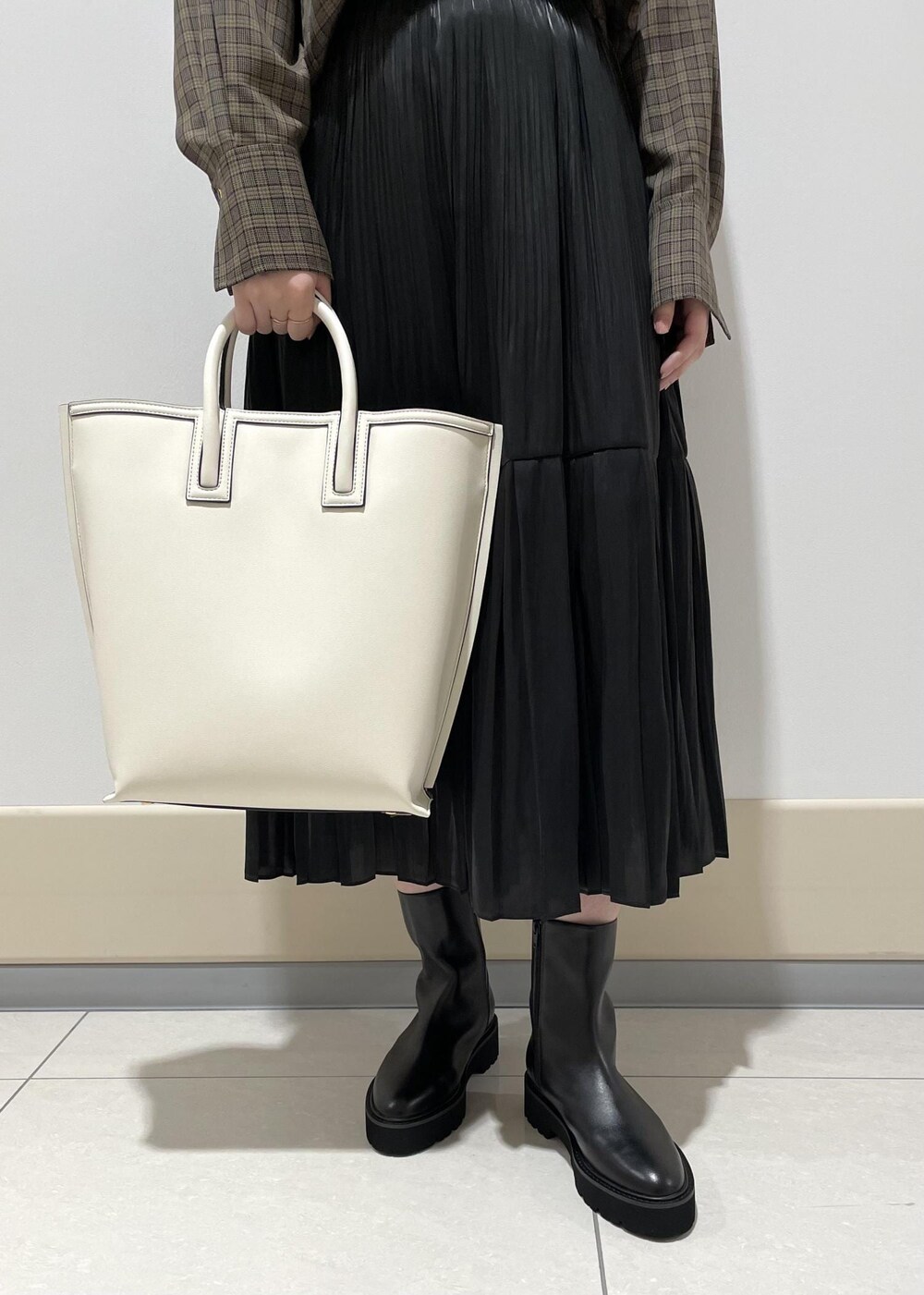 ホワイト系のトートバッグ、ベージュ系のシャツ/ブラウス、ブラック系のスカートを着用したレディースの秋コーディネートの8枚目の写真