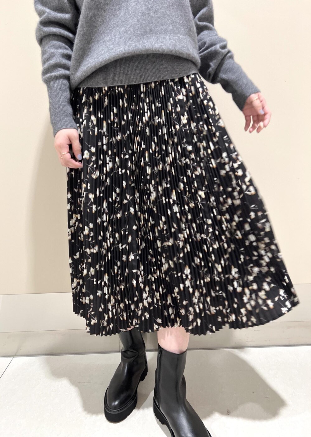 「フラワーモチーフ、プリーツ、ニット、長袖、タートルネック、スカート、ブーツ、ROPÉ、ÉPOR、W BAG、骨格ストレート、イエベ、秋、冬、23AW秋の新作」｜「E'PORの【E'POR】W BAG Medium（ハンドバッグ、ベージュ系）」を使った、suzuさん（レディース・163cm）の冬コーディネートの6枚目の写真
