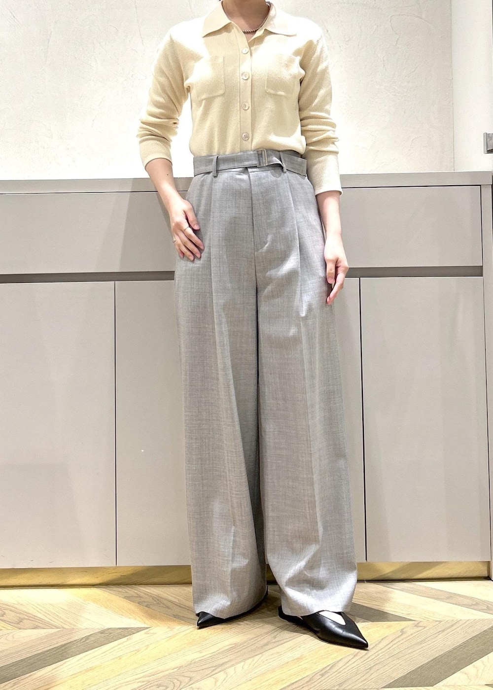 ブラック系のパンプス、ホワイト系のトートバッグ、グレー系のその他パンツを着用したレディースの冬コーディネートの4枚目の写真