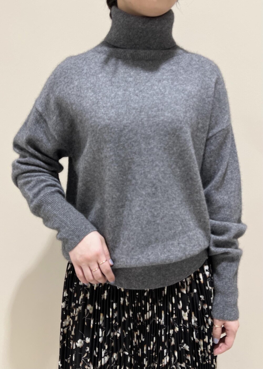 「フラワーモチーフ、プリーツ、ニット、長袖、タートルネック、スカート、ブーツ、ROPÉ、ÉPOR、W BAG、骨格ストレート、イエベ、秋、冬、23AW秋の新作」｜「E'PORの【E'POR】W BAG Medium（ハンドバッグ、ベージュ系）」を使った、suzuさん（レディース・163cm）の冬コーディネートの5枚目の写真