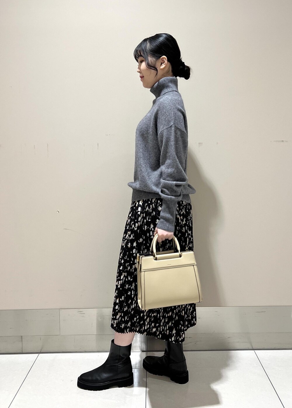 「フラワーモチーフ、プリーツ、ニット、長袖、タートルネック、スカート、ブーツ、ROPÉ、ÉPOR、W BAG、骨格ストレート、イエベ、秋、冬、23AW秋の新作」｜「E'PORの【E'POR】W BAG Medium（ハンドバッグ、ベージュ系）」を使った、suzuさん（レディース・163cm）の冬コーディネートの2枚目の写真