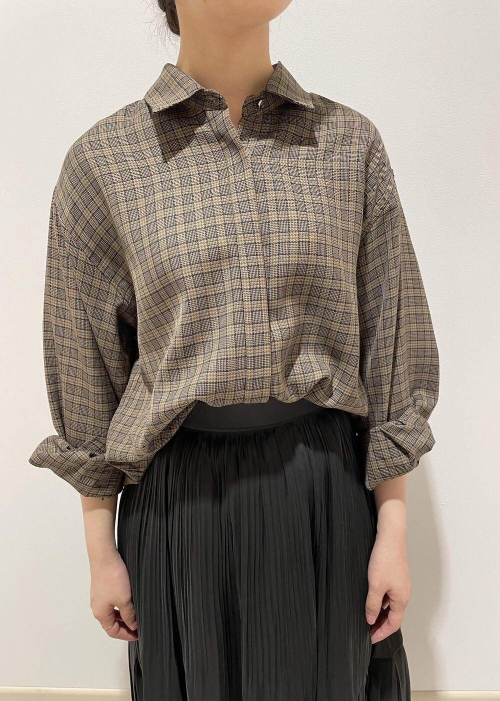 ホワイト系のトートバッグ、ベージュ系のシャツ/ブラウス、ブラック系のスカートを着用したレディースの秋コーディネートの5枚目の写真