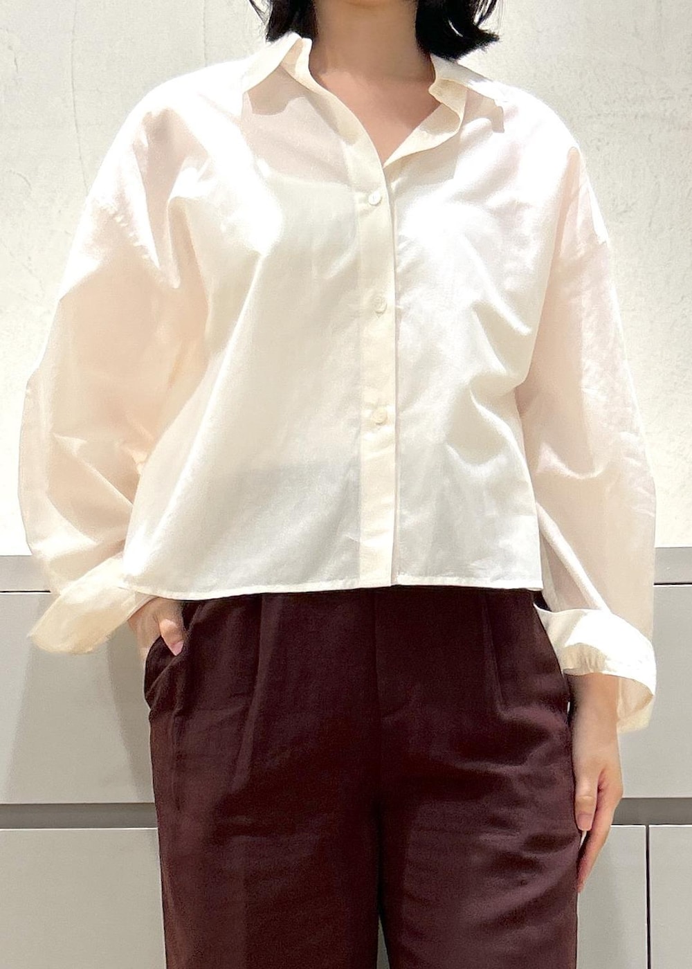 ブラウン系のトートバッグ、ホワイト系のシャツ/ブラウス、ブラック系のパンプスを着用したレディースの春コーディネートの5枚目の写真