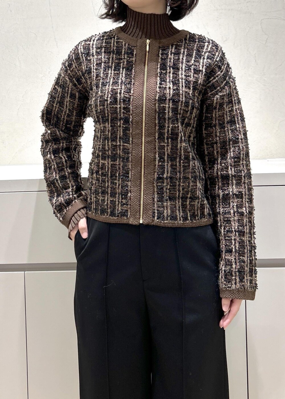 グレー系のショルダーバッグ、ブラウン系のニット/セーター、ブラック系のその他パンツを着用したレディースの秋コーディネートの6枚目の写真