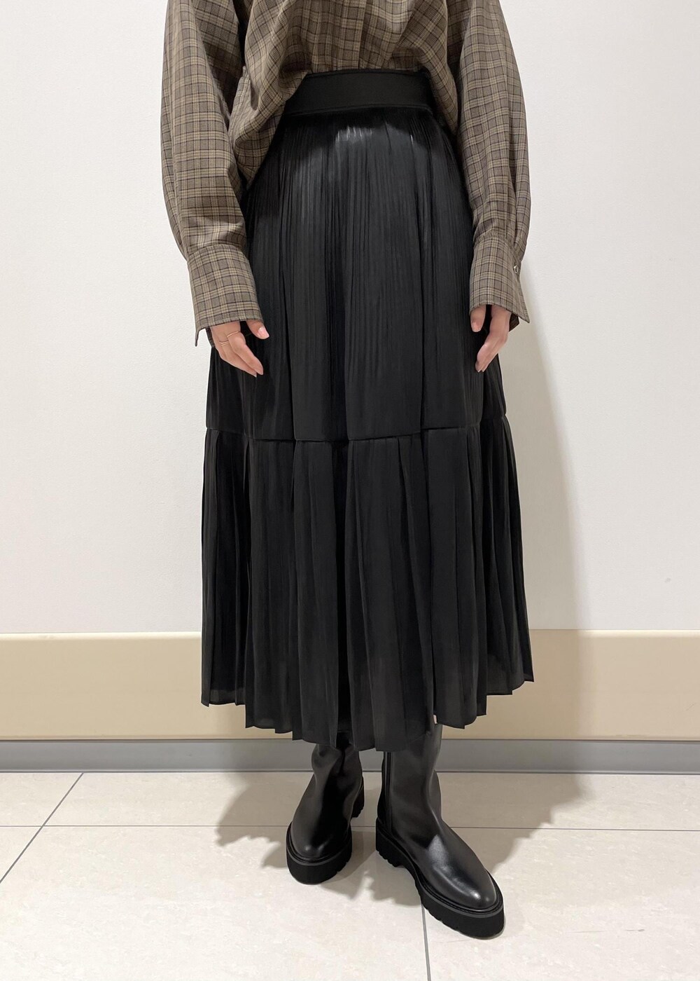 ホワイト系のトートバッグ、ベージュ系のシャツ/ブラウス、ブラック系のスカートを着用したレディースの秋コーディネートの7枚目の写真