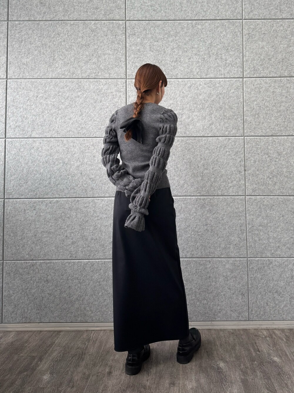 ブラック系のスカート、グレー系のニット/セーターを着用したレディースの冬コーディネートの3枚目の写真