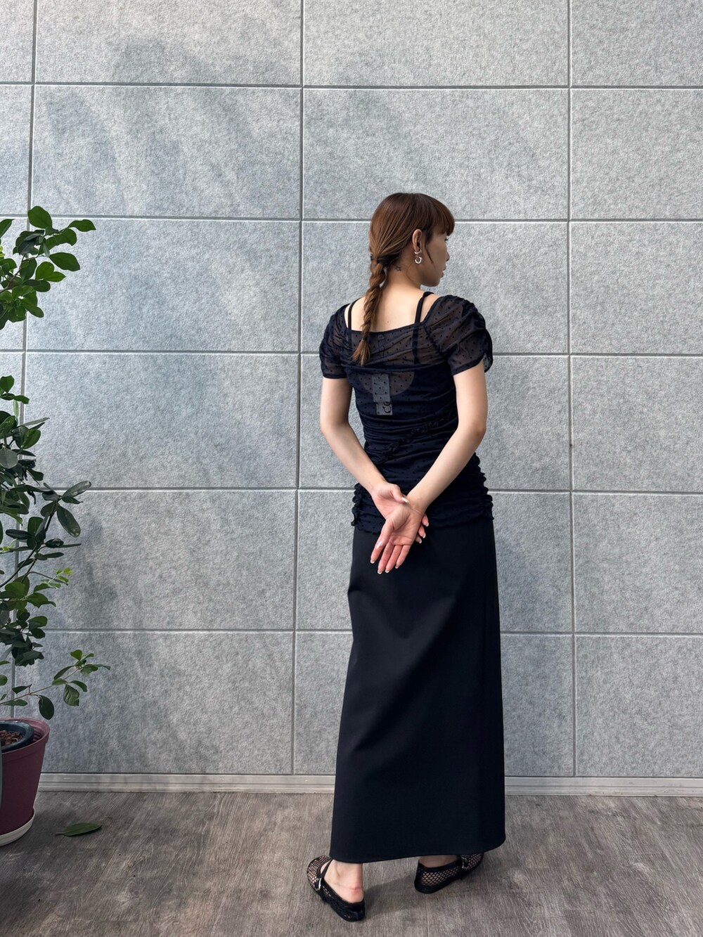 ブラック系のスカート、ブルー系のシャツ/ブラウス、ブラック系のタンクトップを着用したレディースの夏コーディネートの3枚目の写真