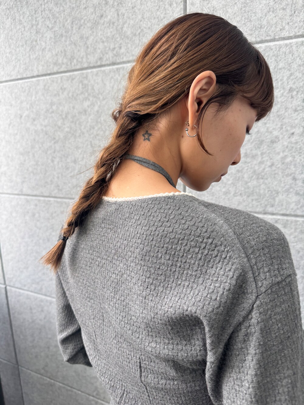 グレー系のその他パンツ、グレー系のニット/セーターを着用したレディースの秋コーディネートの7枚目の写真