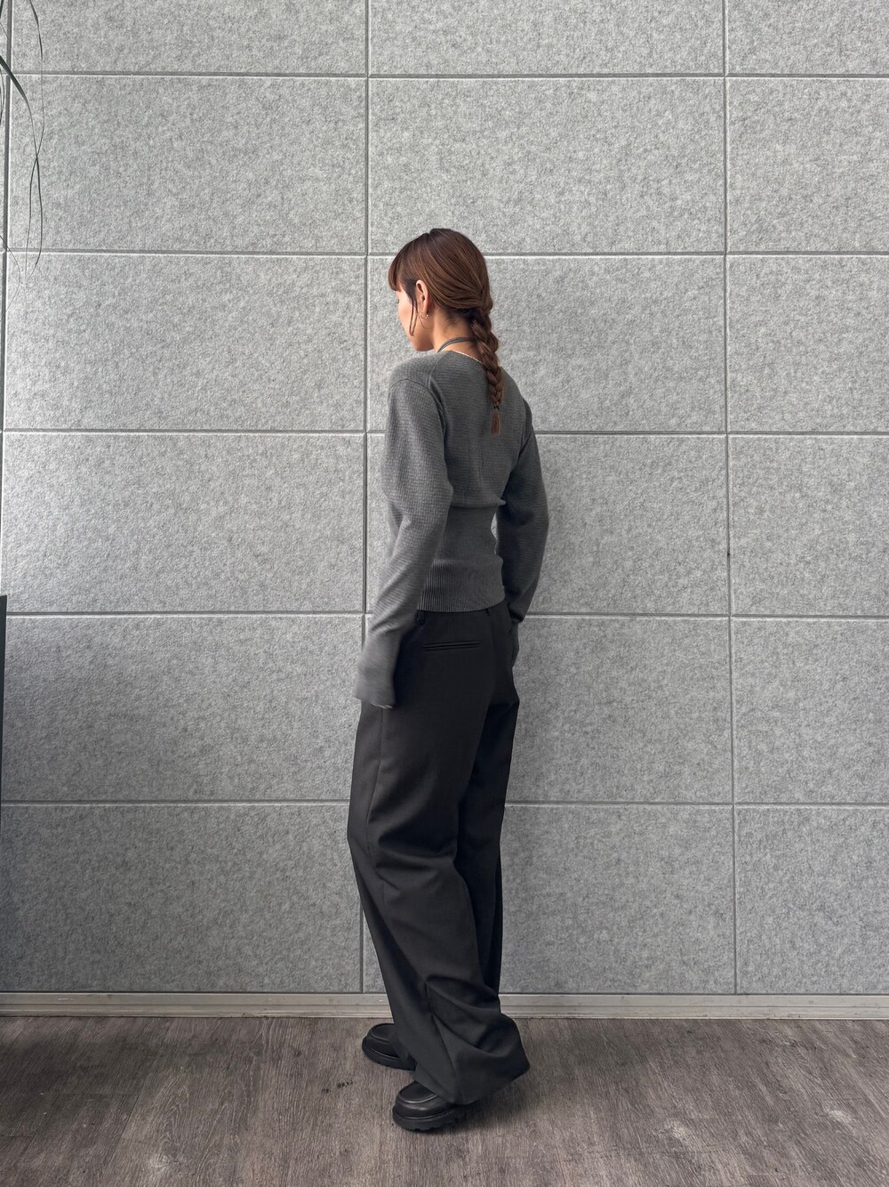 グレー系のその他パンツ、グレー系のニット/セーターを着用したレディースの秋コーディネートの3枚目の写真