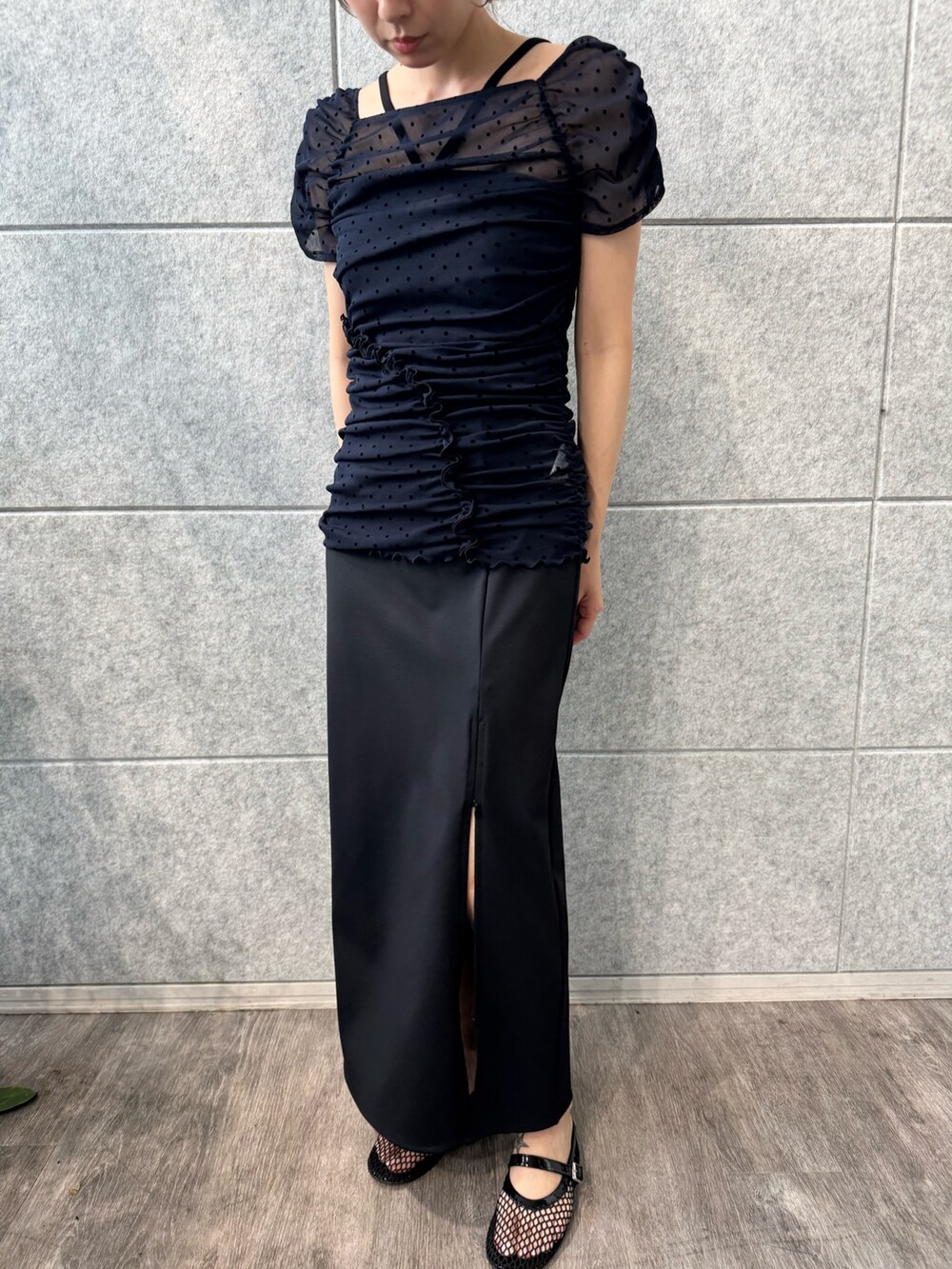 ブラック系のスカート、ブルー系のシャツ/ブラウス、ブラック系のタンクトップを着用したレディースの夏コーディネートの6枚目の写真