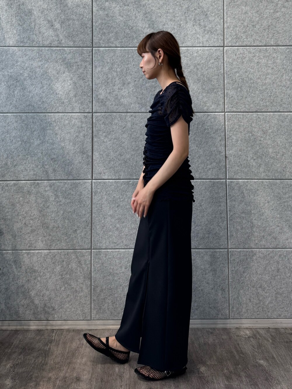 ブラック系のスカート、ブルー系のシャツ/ブラウス、ブラック系のタンクトップを着用したレディースの夏コーディネートの2枚目の写真