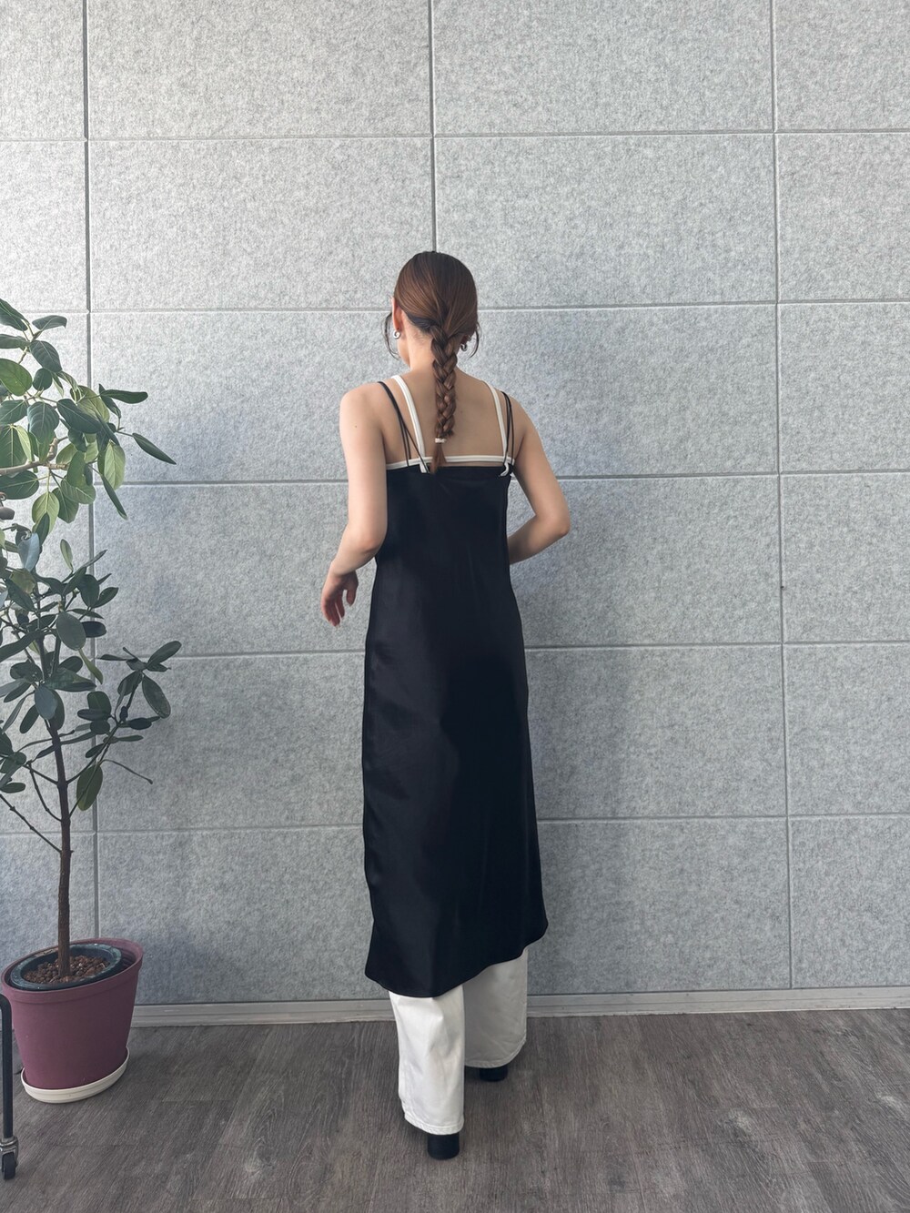 ブラック系のワンピース、ブラック系のタンクトップを着用したレディースの夏コーディネートの3枚目の写真