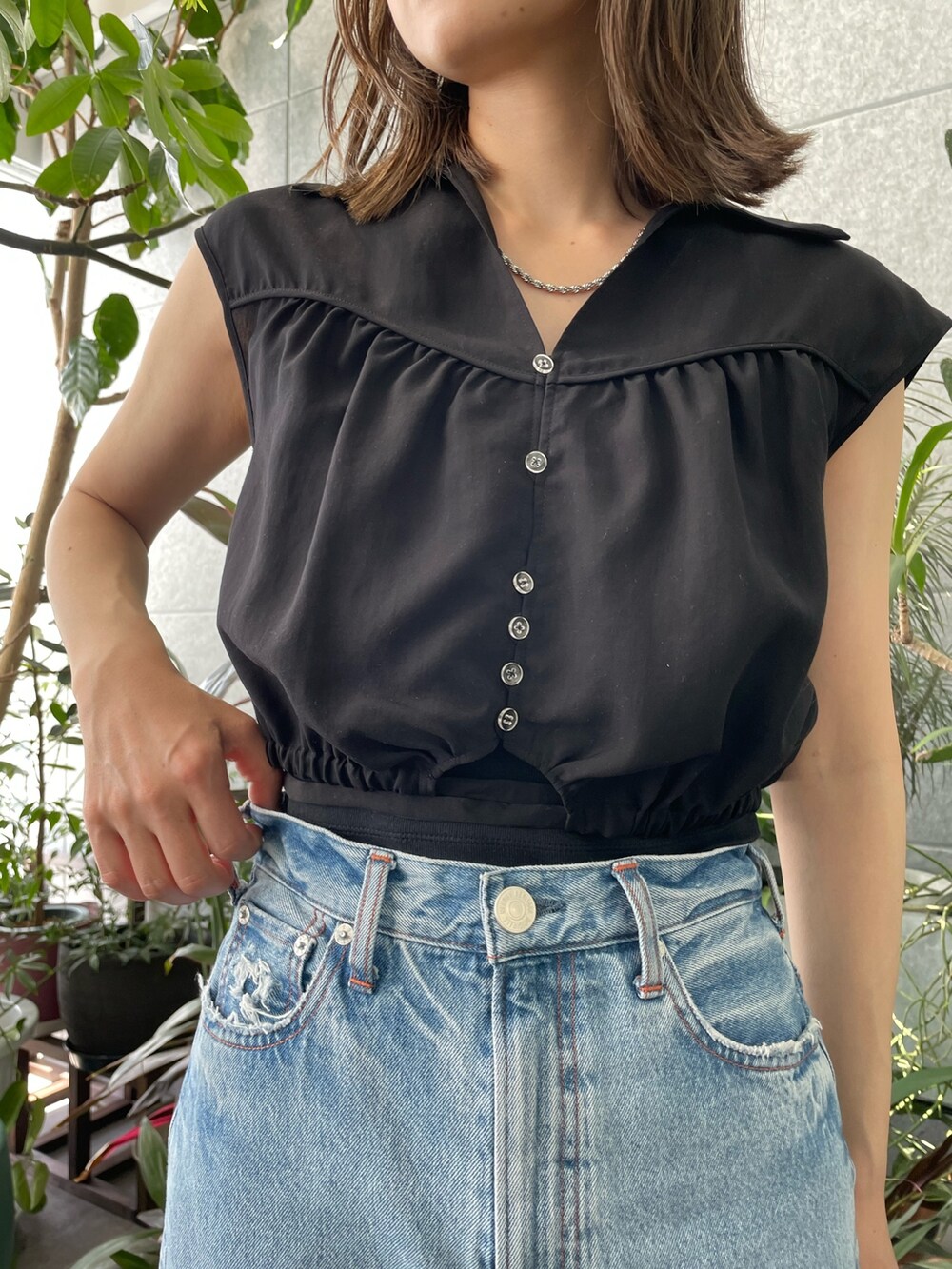 ブルー系のデニムパンツ、ブラック系のシャツ/ブラウスを着用したレディースの夏コーディネートの3枚目の写真