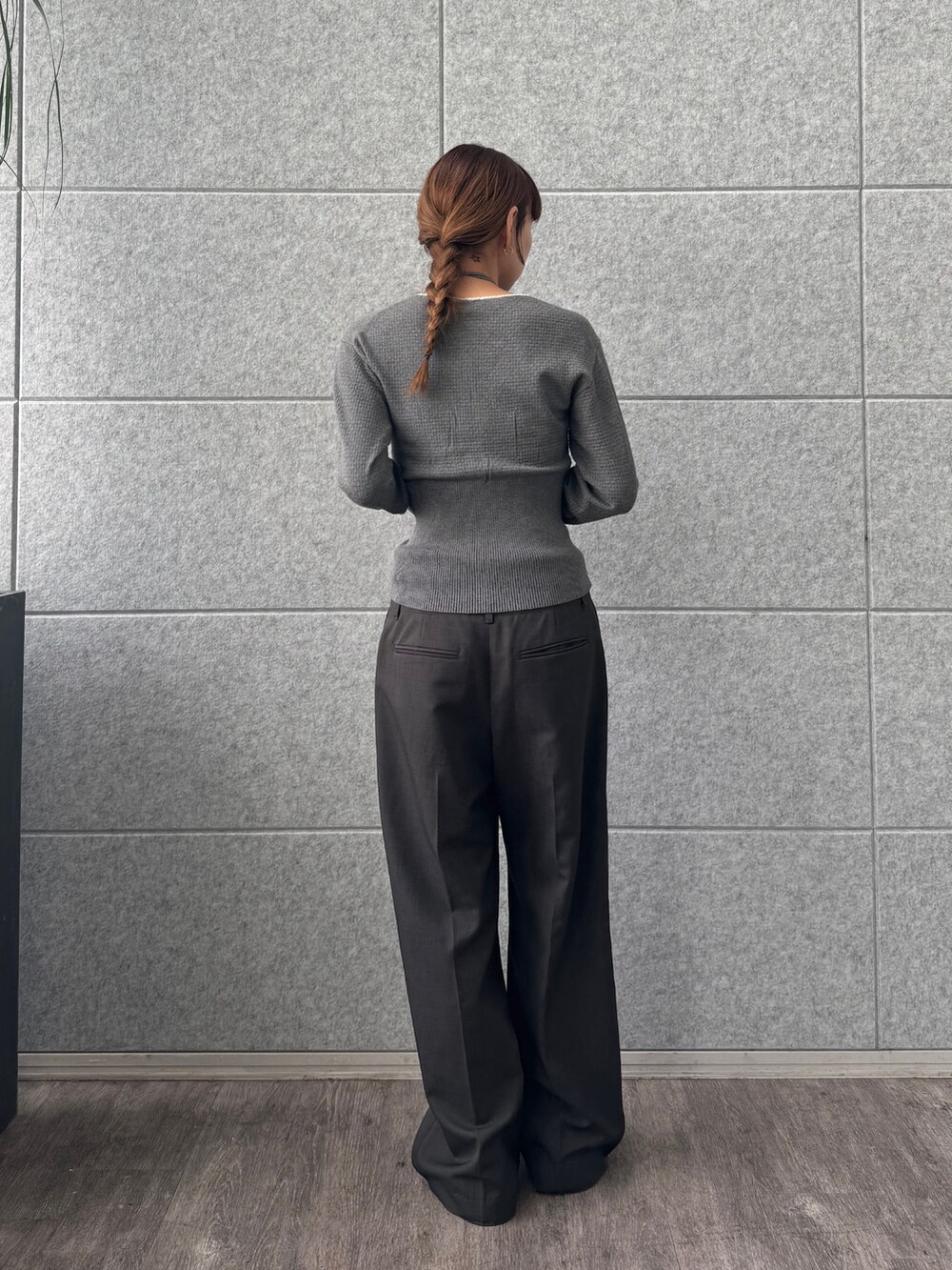 グレー系のその他パンツ、グレー系のニット/セーターを着用したレディースの秋コーディネートの4枚目の写真