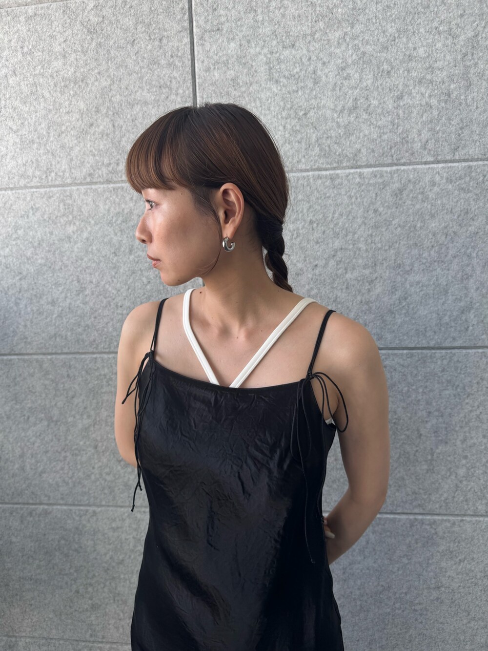 ブラック系のワンピース、ブラック系のタンクトップを着用したレディースの夏コーディネートの5枚目の写真