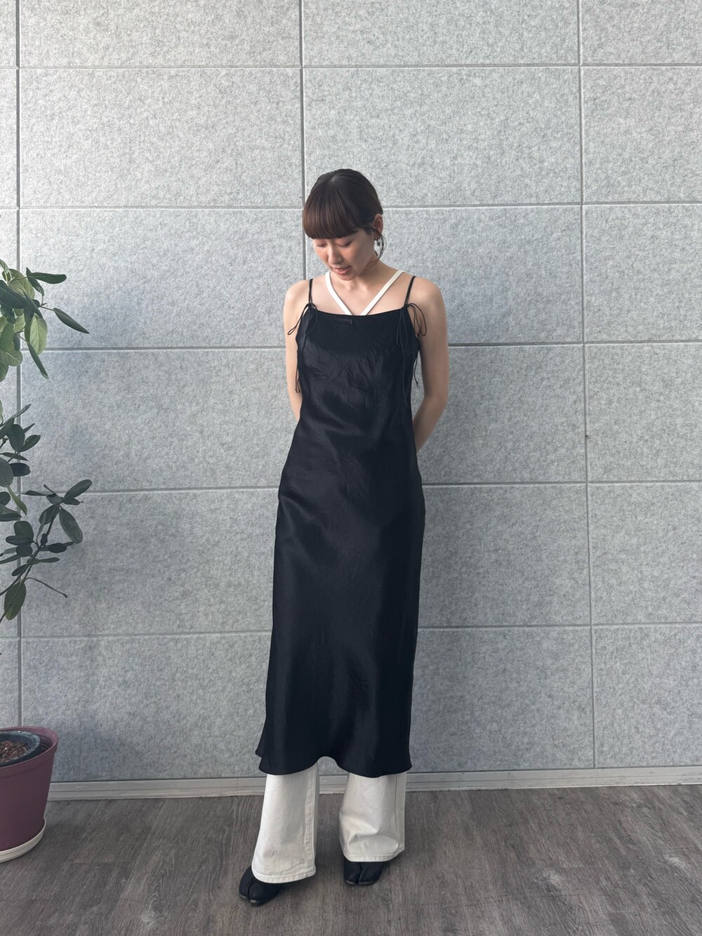 ブラック系のワンピース、ブラック系のタンクトップを着用したレディースの夏コーディネートの2枚目の写真
