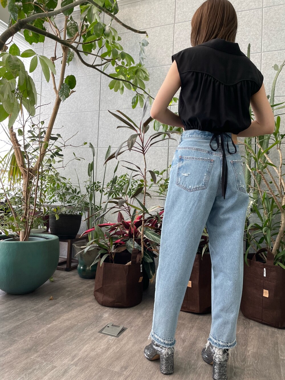 ブルー系のデニムパンツ、ブラック系のシャツ/ブラウスを着用したレディースの夏コーディネートの2枚目の写真