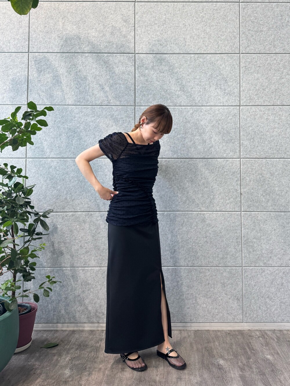 ブラック系のスカート、ブルー系のシャツ/ブラウス、ブラック系のタンクトップを着用したレディースの夏コーディネートの4枚目の写真