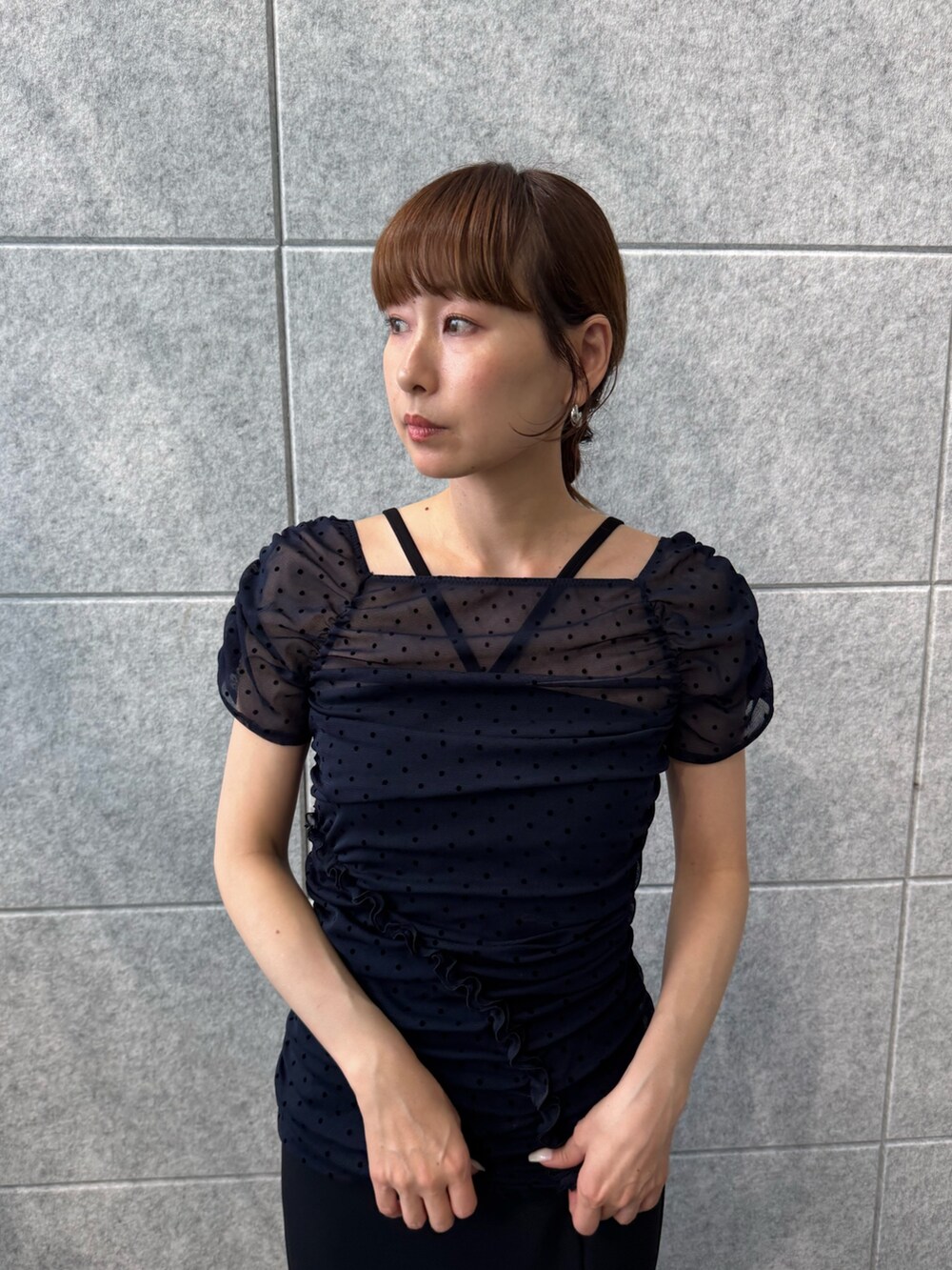 ブラック系のスカート、ブルー系のシャツ/ブラウス、ブラック系のタンクトップを着用したレディースの夏コーディネートの5枚目の写真