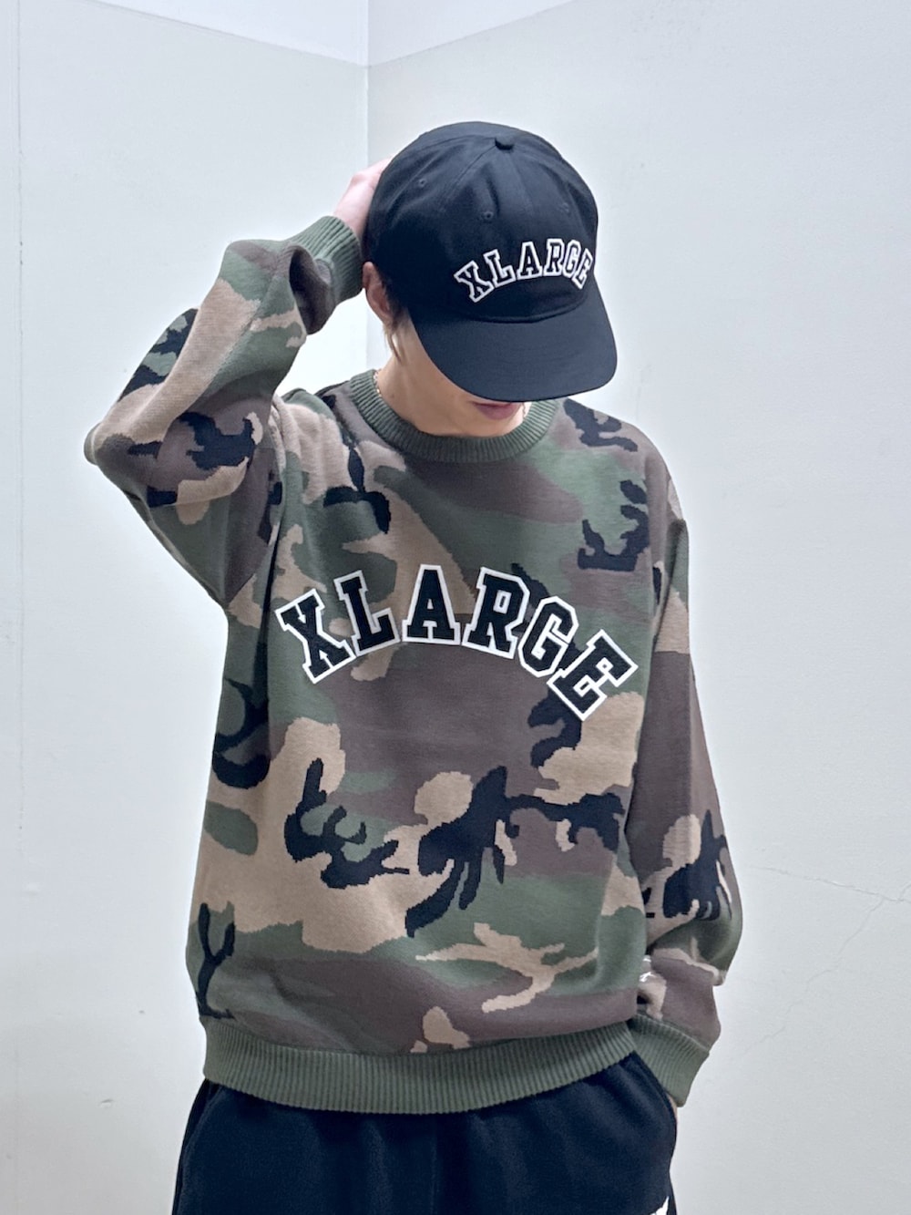 その他のニット/セーター、ブラック系のスウェットパンツ、ブラック系のキャップを着用したメンズの秋コーディネートの2枚目の写真