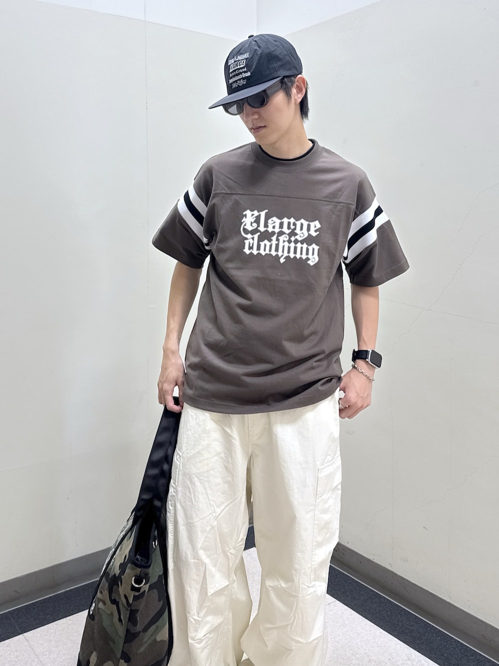 その他のトートバッグ、ブラウン系のTシャツ/カットソー、ホワイト系のカーゴパンツを着用したメンズの夏コーディネートの3枚目の写真