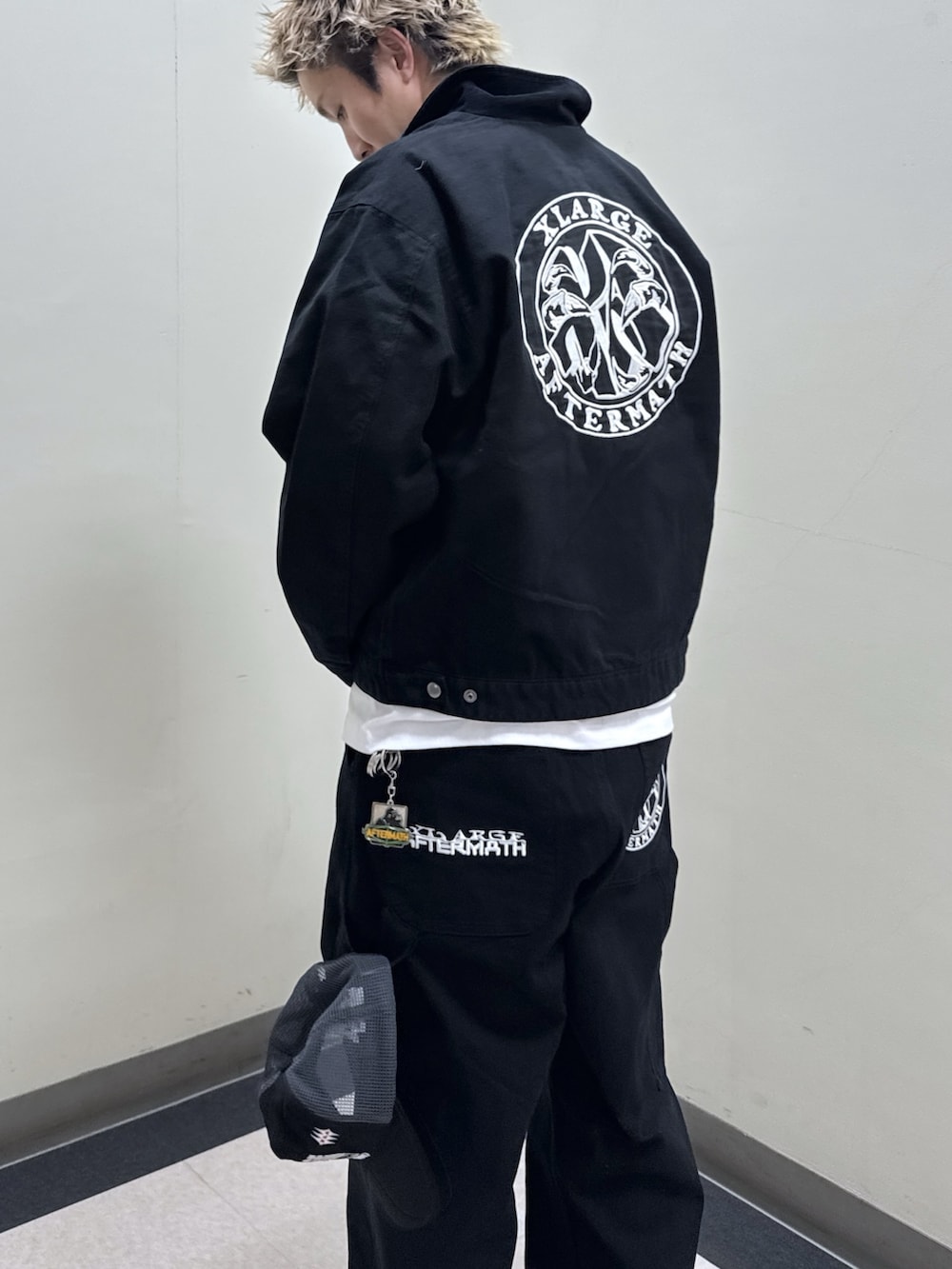 ブラック系のその他アウター、ホワイト系のTシャツ/カットソー、ブラック系のその他パンツを着用したメンズの冬コーディネートの8枚目の写真