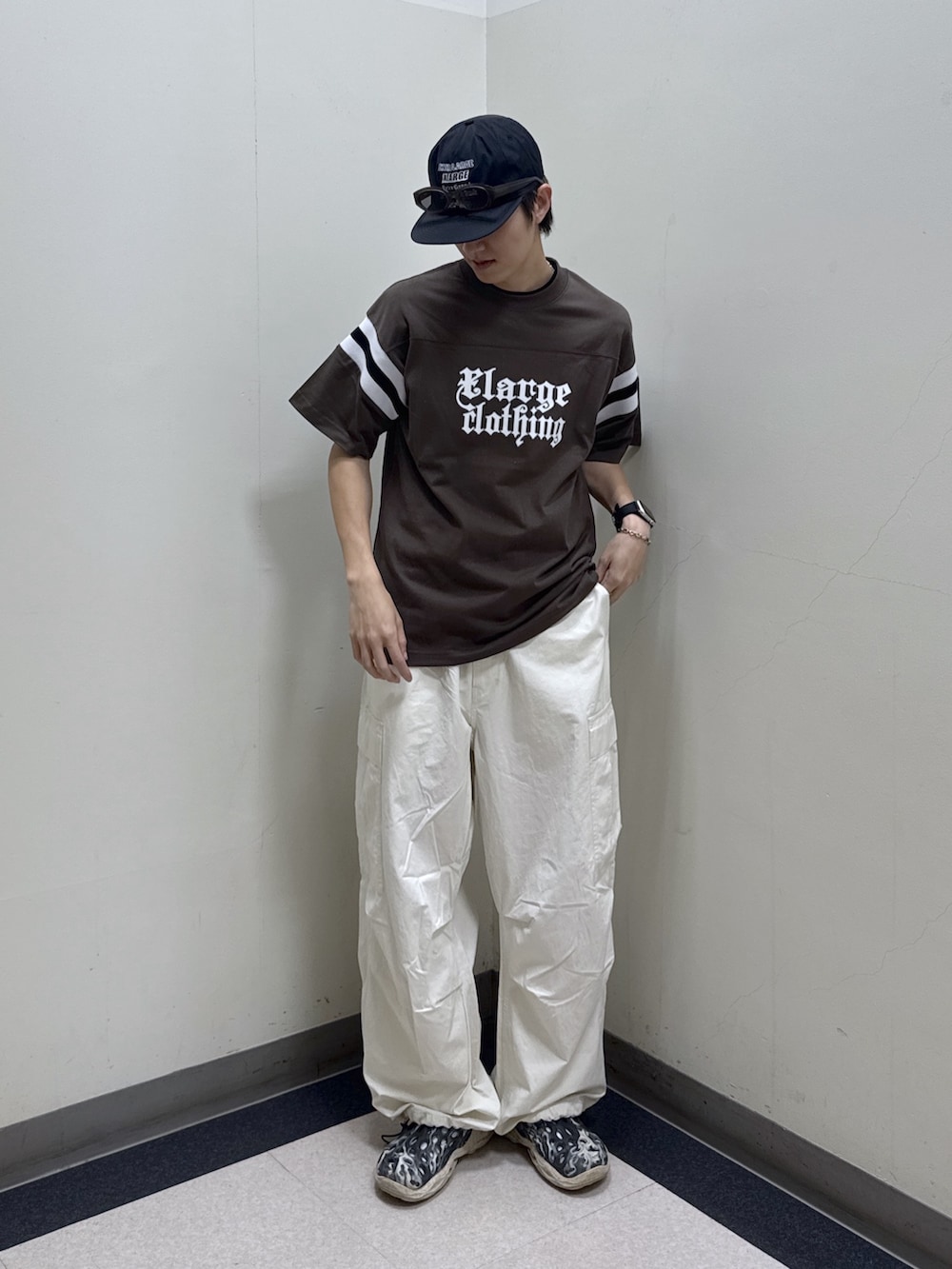 その他のトートバッグ、ブラウン系のTシャツ/カットソー、ホワイト系のカーゴパンツを着用したメンズの夏コーディネートの4枚目の写真