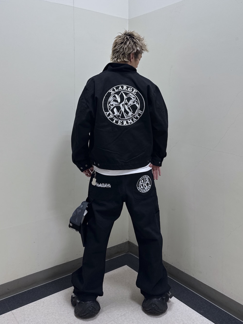 ブラック系のその他アウター、ホワイト系のTシャツ/カットソー、ブラック系のその他パンツを着用したメンズの冬コーディネートの7枚目の写真