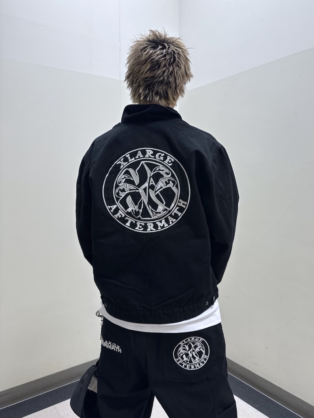 ブラック系のその他アウター、ホワイト系のTシャツ/カットソー、ブラック系のその他パンツを着用したメンズの冬コーディネートの6枚目の写真