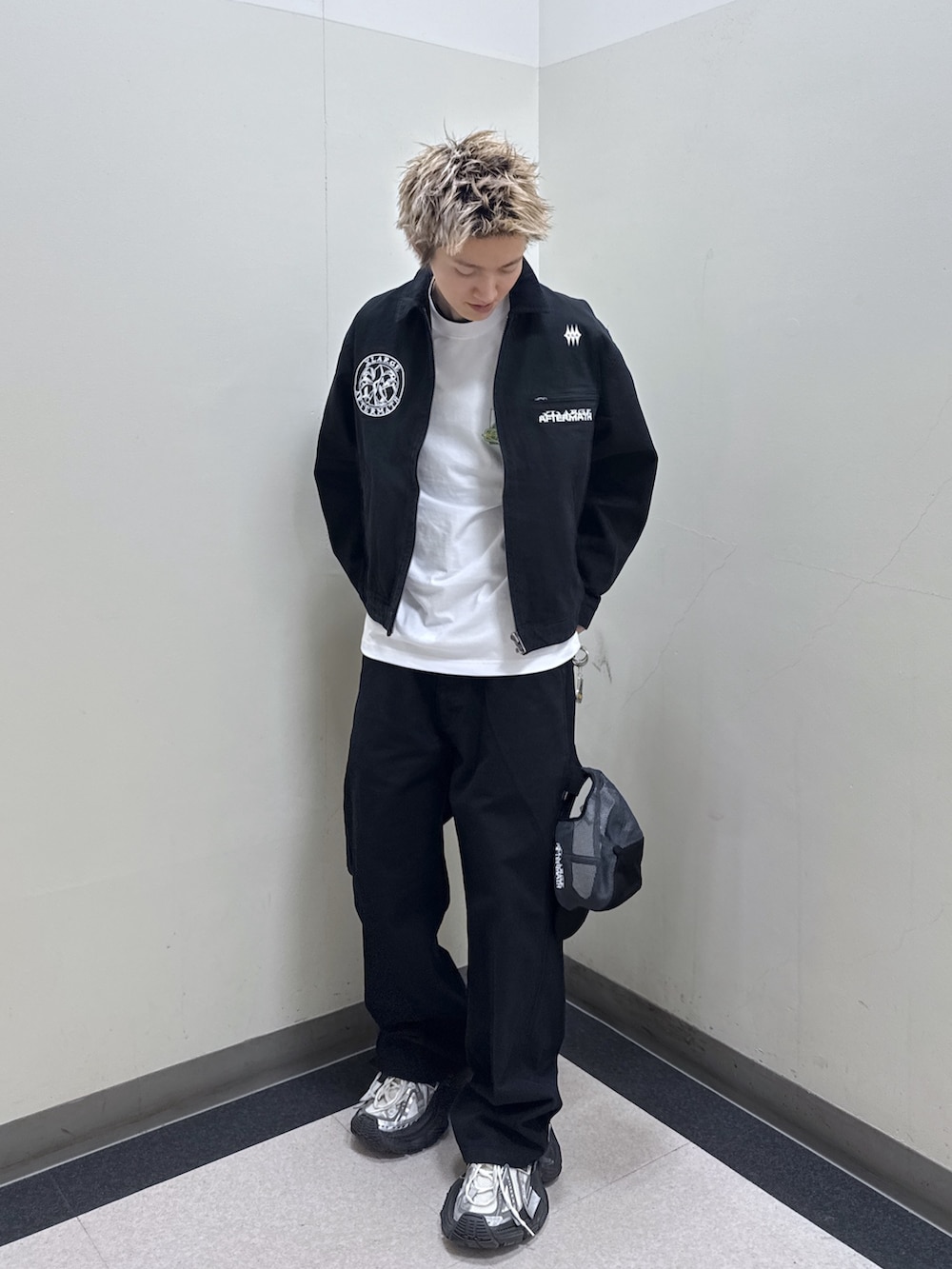 ブラック系のその他アウター、ホワイト系のTシャツ/カットソー、ブラック系のその他パンツを着用したメンズの冬コーディネートの5枚目の写真