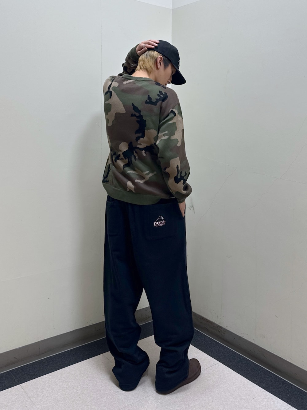 その他のニット/セーター、ブラック系のスウェットパンツ、ブラック系のキャップを着用したメンズの秋コーディネートの5枚目の写真