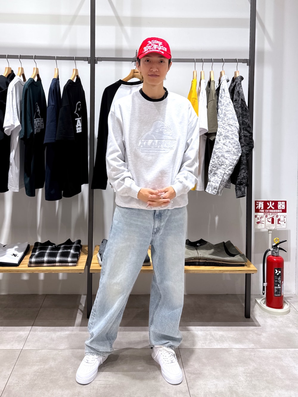 「ootd、今日のコーデ、スウェット、デニム」｜「XLARGEのOLD OG CREWNECK SWEATSHIRT（スウェット、グレー系）」を使った、永田　京平さん（メンズ・176cm）の秋コーディネートの3枚目の写真