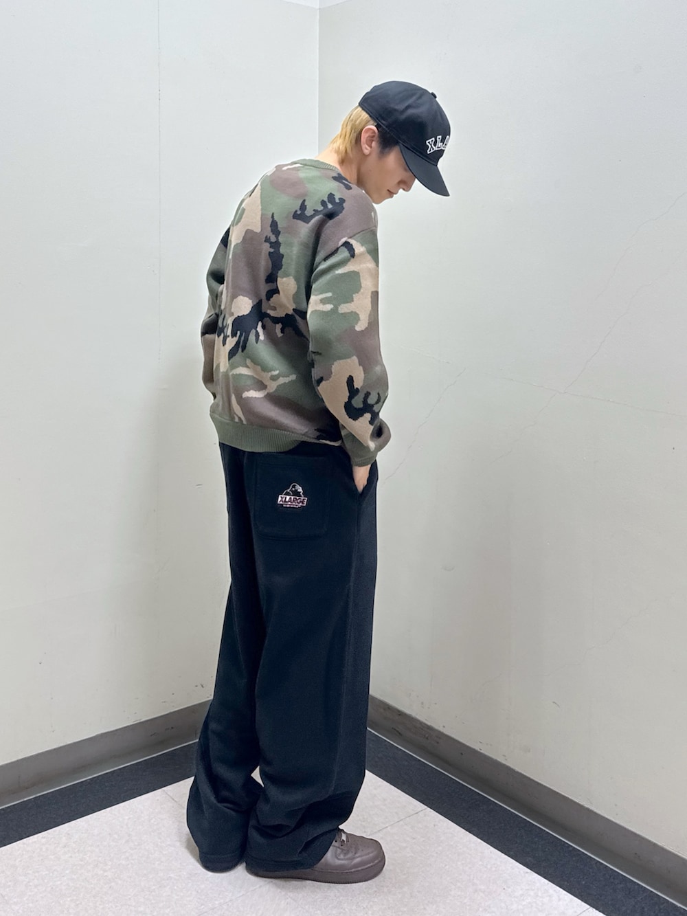 その他のニット/セーター、ブラック系のスウェットパンツ、ブラック系のキャップを着用したメンズの秋コーディネートの3枚目の写真