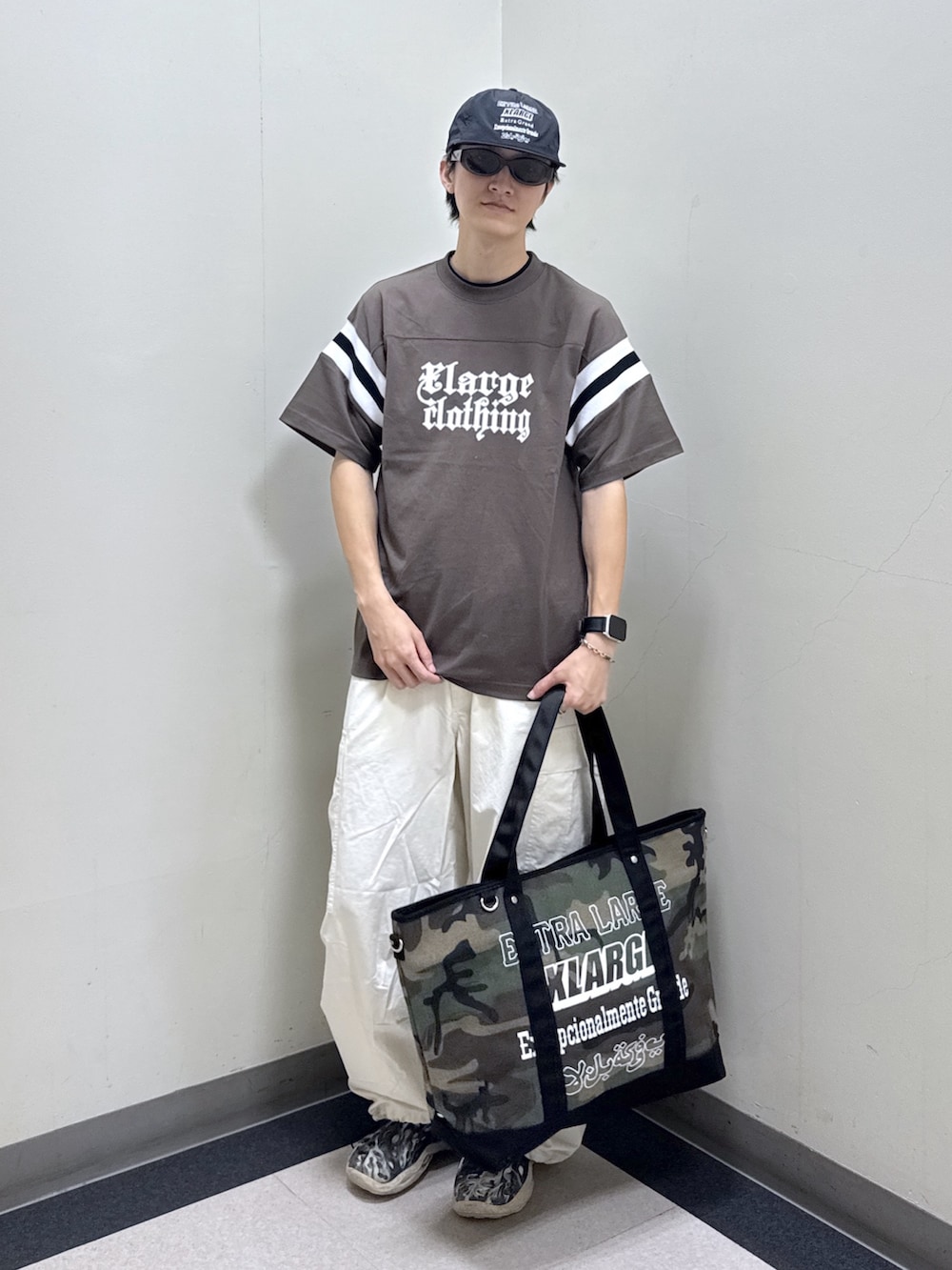 その他のトートバッグ、ブラウン系のTシャツ/カットソー、ホワイト系のカーゴパンツを着用したメンズの夏コーディネートの2枚目の写真
